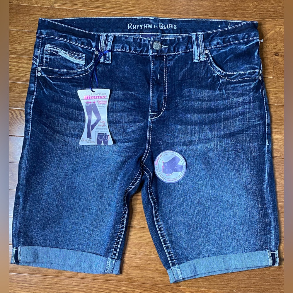 NWT Rhythm in Blues Jeans Capris Dark Blue Wash “Hourglass Slimmer” Size 16